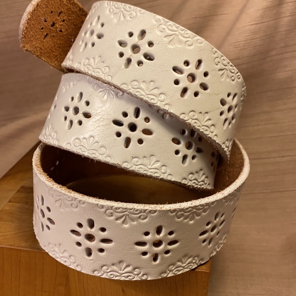 Olga Santini almost NEW laser cut leather belt - Picture 3 of 16